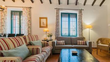 Una televisión, una chimenea