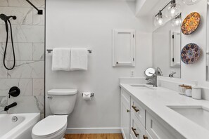 Hair dryer, towels, soap, shampoo - Modern 4BD house in Ballard - walkable, central AC, family & pet-friendly (Seattle)