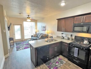 Een koelkast, een magnetron, een oven, een kookplaat