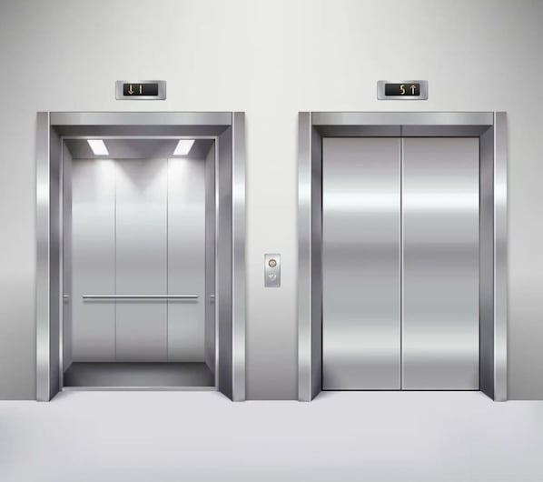 Dos puertas de ascensor con pantallas digitales que muestran los números de los pisos.