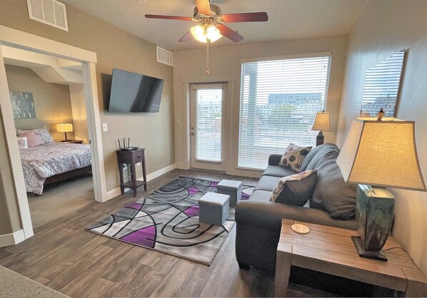 Een smart-tv, een open haard en een kantoor