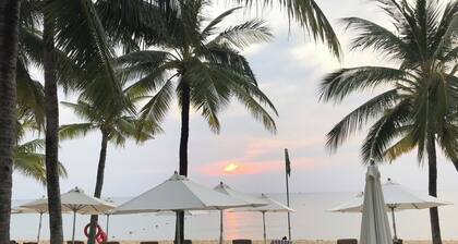 Khách sạn bên bờ biển đẹp, thoáng mát, sạch sẽ, gần gũi với thiên nhiên