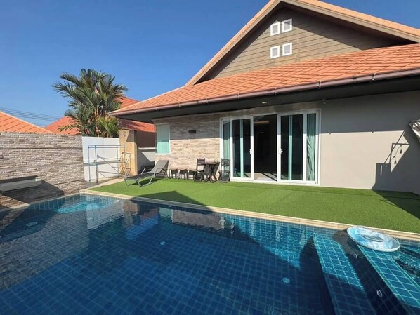 Pool - November T Pool villa 4
บ้านพลูวิลล่า 3 ห้องนอน 3ห้องน้ำ
มีสระว่ายน้ำส่วนตัวบ้าน (Pattaya City)
