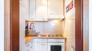 Kühlschrank, Ofen, Herdplatte, Wasserkocher mit Kaffee-/Teezubehör