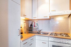 Fridge, oven, stovetop, coffee/tea maker