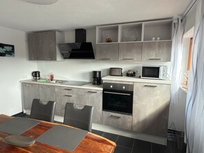 Een koelkast, een magnetron, een oven, een kookplaat