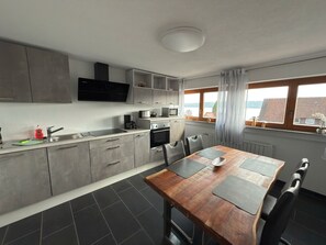 Fridge, microwave, oven, stovetop - Apartment 'Säntisblick, 65 Qm' with Balcony and Wi-Fi (Sipplingen)