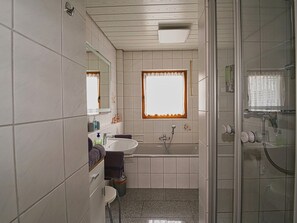 Douche, sèche-cheveux, serviettes fournies