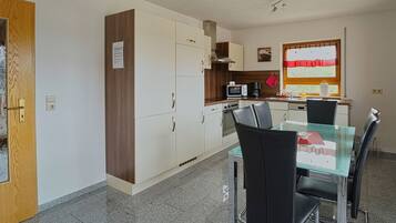 Een koelkast, een magnetron, een oven, een kookplaat