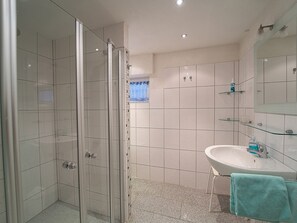 Douche, sĂšche-cheveux, serviettes fournies