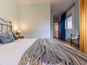 3 makuuhuonetta, työpöytä, internet