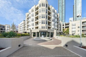 Exterior - Blueground | South Beach, pool, w/d nr Oracle Park (San Francisco)