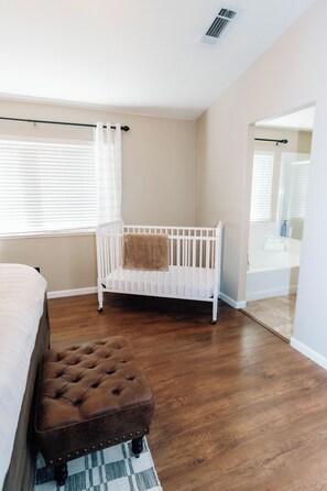 4 bedrooms, WiFi, bed sheets - The Ivory House - Spacious Modern Home (Turlock)