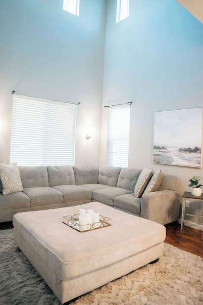 The Ivory House - Spacious Modern Home