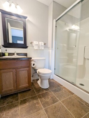 Sèche-cheveux, serviettes fournies