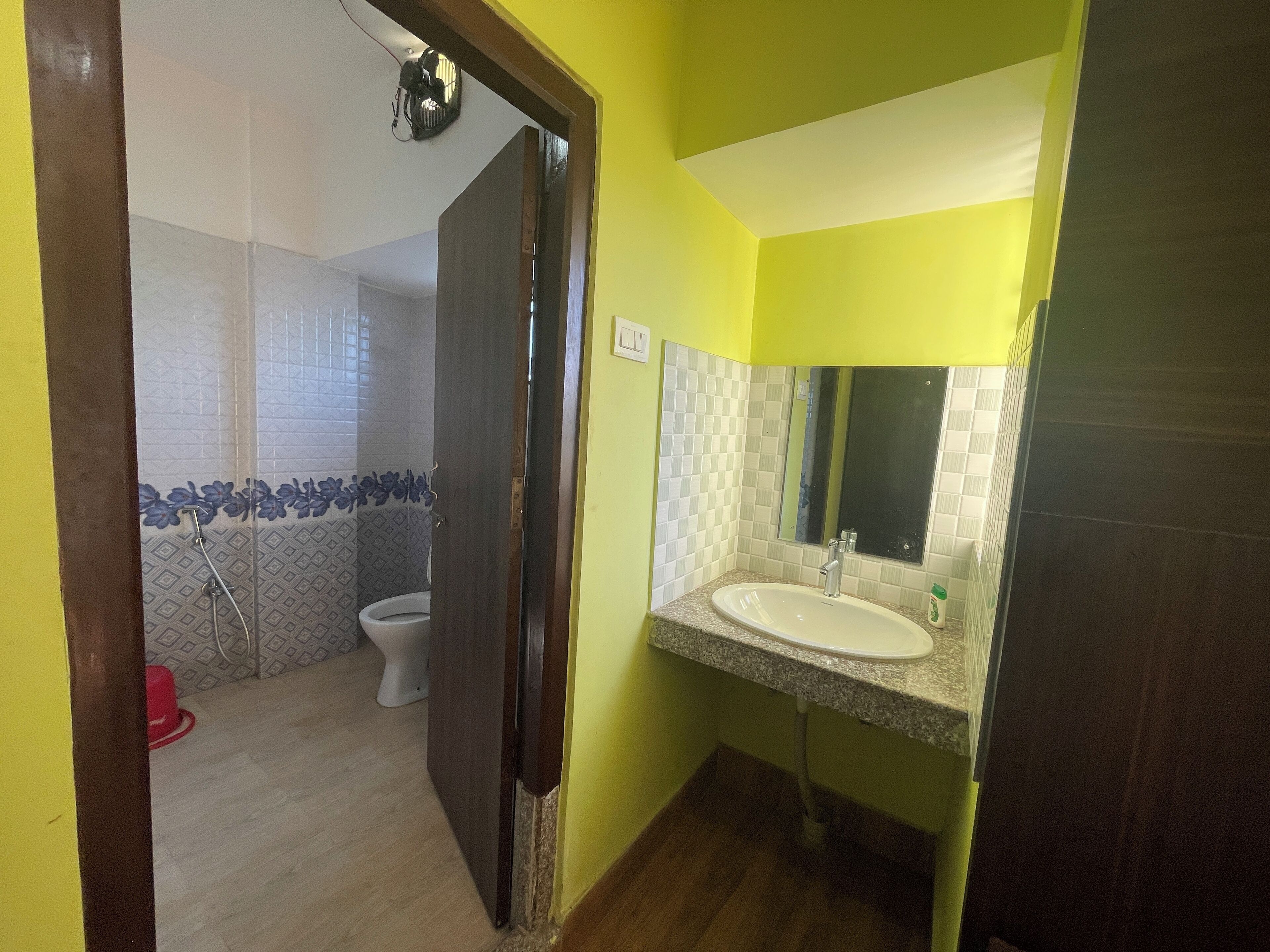 Une salle de bain avec des toilettes, une douche et un lavabo.