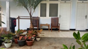 Dobbeltrom – standard, balkong, hageutsikt | Terrasse/patio