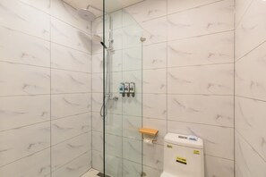 Dusche, kostenlose Toilettenartikel, Haartrockner, Hausschuhe