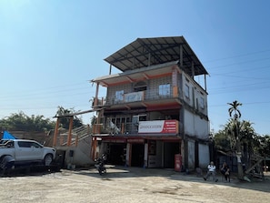 Mặt tiền nơi lưu trú