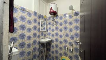 Regadera, toallas, jabón, papel de baño