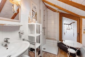 Douche, séchoir à cheveux, serviettes fournies