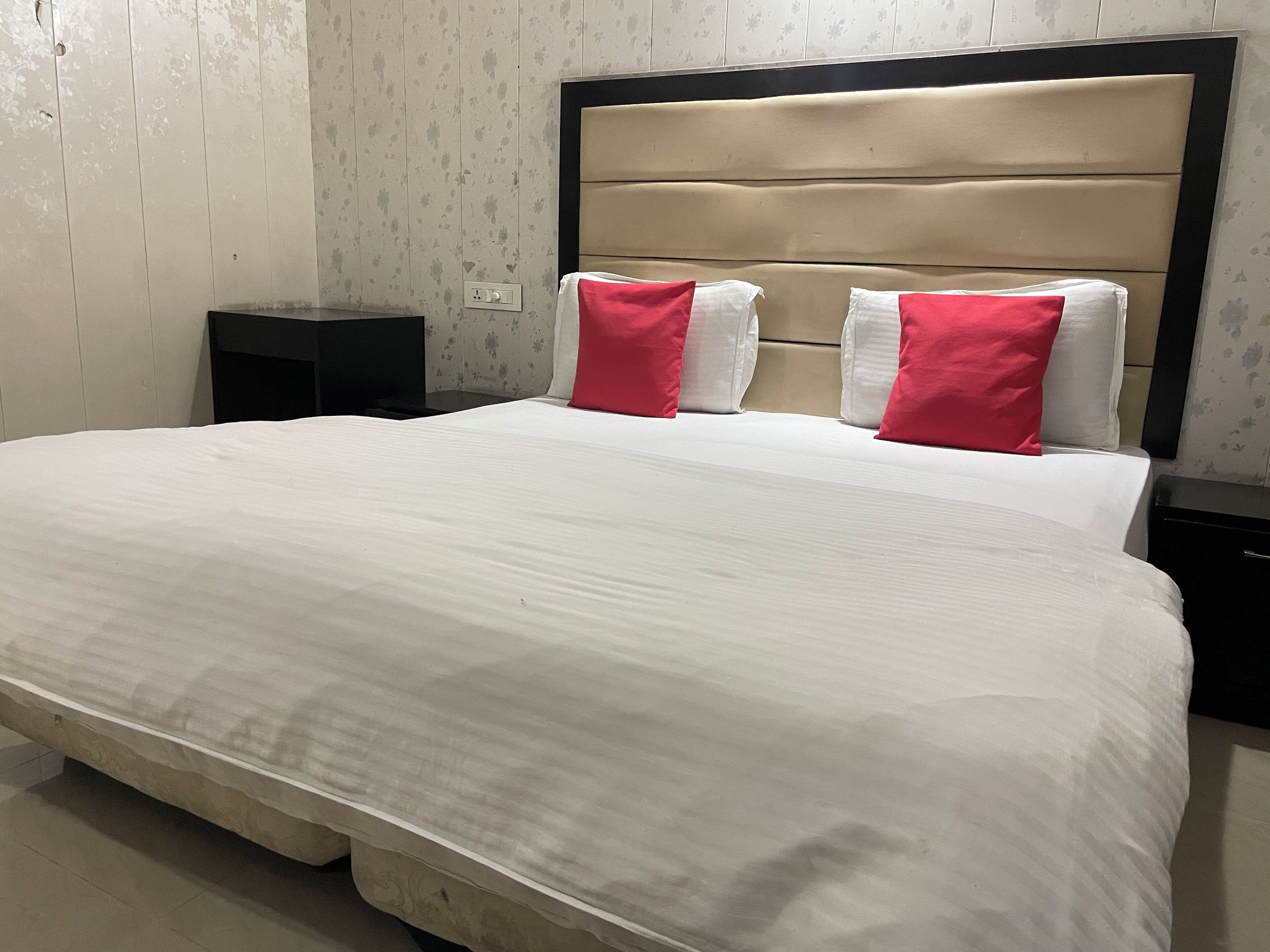 Deluxe Double or Twin Room | Desk, laptop workspace, free WiFi
