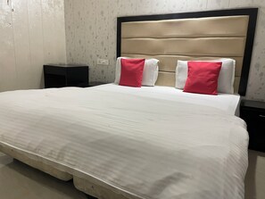 Quarto casal ou duplo luxo | Escrivaninha, espaço de trabalho para notebook, Wi-Fi de cortesia