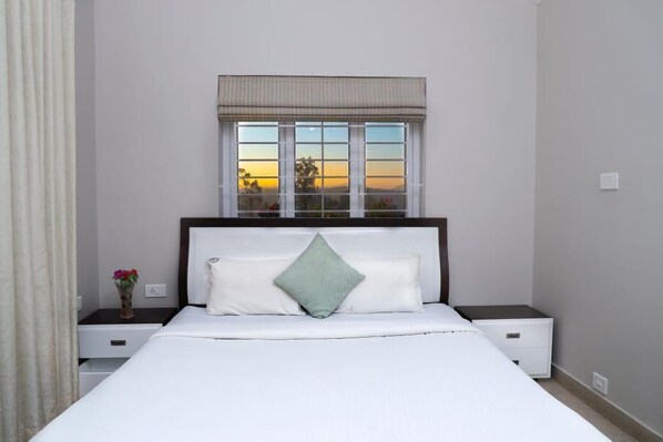 3 bedrooms, desk, soundproofing, free WiFi - Aanvis Inn boutique home stay (Ootacamund)