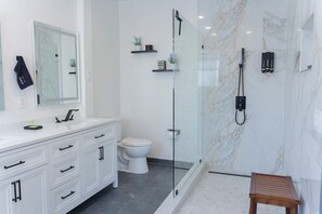 Ducha, bañera de hidromasaje, secador de pelo y bidé