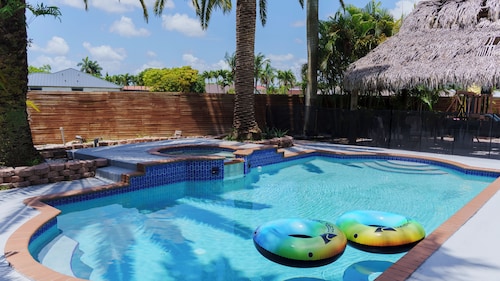 Miami 5BR Pool Home ● BBQ ● Pool ● Coffee Bar ● Kid-Friendly ● Whirlpool Tub