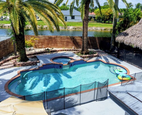 Miami 5BR Pool Home ● BBQ ● Pool ● Coffee Bar ● Kid-Friendly ● Whirlpool Tub