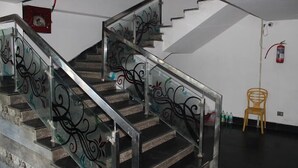Eine Treppe mit Glasgeländern und schmiedeeisernen Verzierungen.