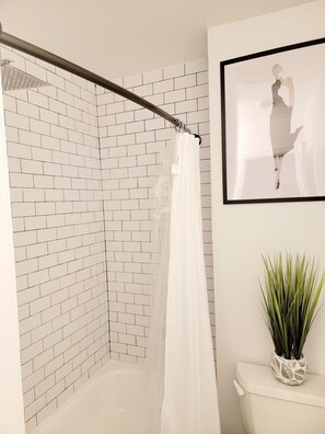 Secador de pelo, toallas, jabón y champú