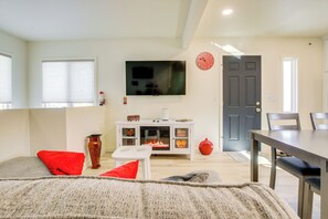 2 bedrooms, desk, Internet, bed sheets - 2 Mi to Lake Michigan: Family-Friendly Home (Manitowoc)