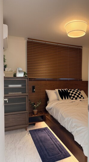 3 bedrooms, desk, WiFi, bed sheets