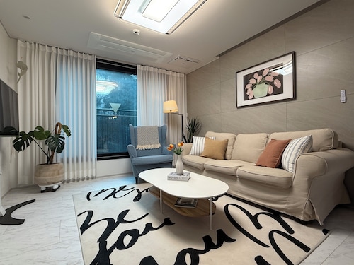3-bed cozy apt. in Seoul w/ WiFi, A/C, Netflix, elevator - 7min from subway