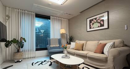3-bed cozy apt. in Seoul w/ WiFi, A/C, Netflix, elevator - 7min from subway