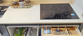 3-bed cozy apt. in Seoul w/ WiFi, A/C, Netflix, elevator - 7min from subway