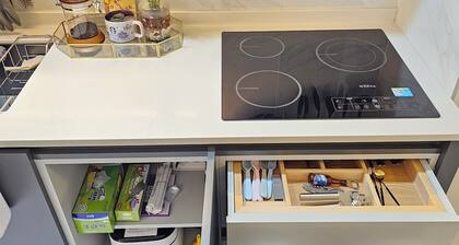 3-bed cozy apt. in Seoul w/ WiFi, A/C, Netflix, elevator - 7min from subway