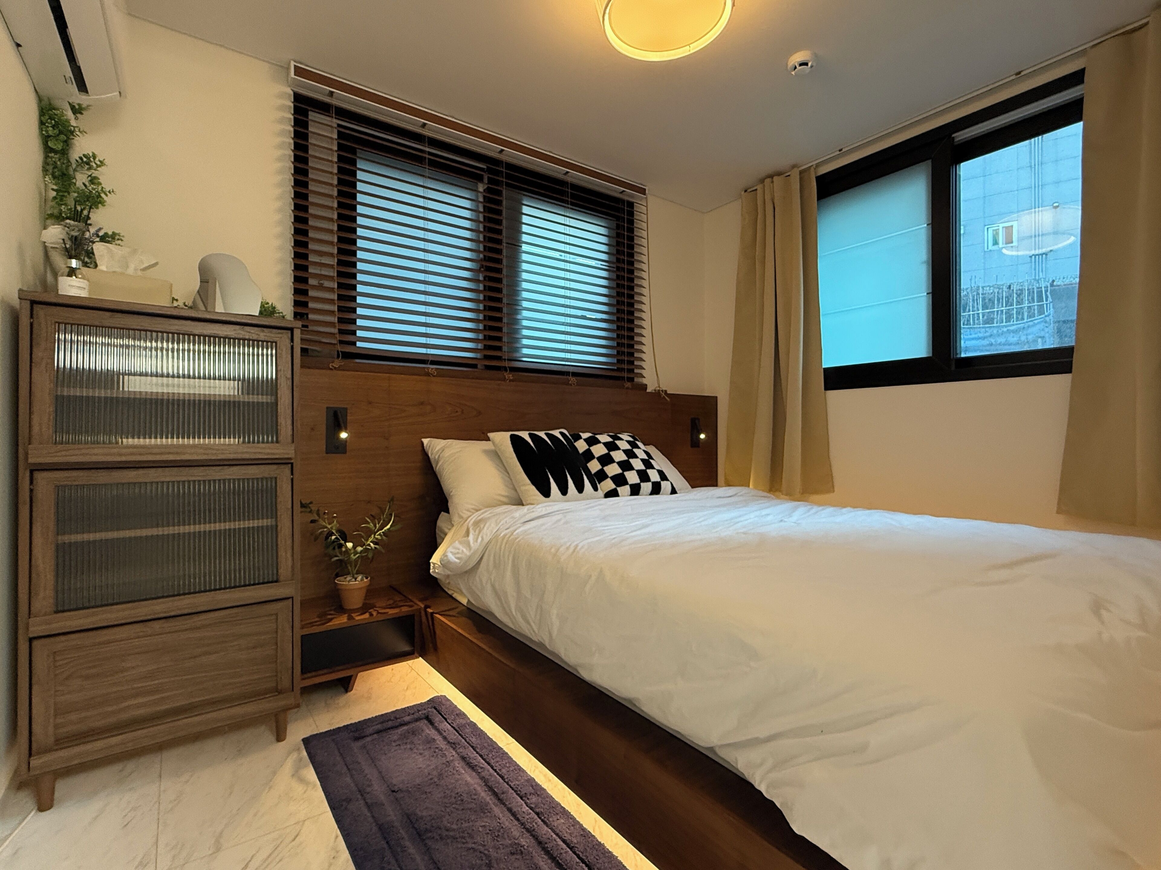 3 bedrooms, desk, WiFi, bed sheets