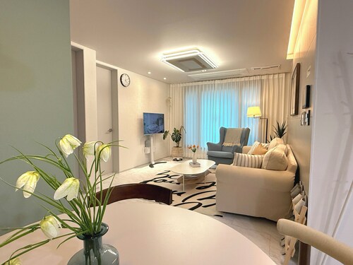 3-bed cozy apt. in Seoul w/ WiFi, A/C, Netflix, elevator - 7min from subway