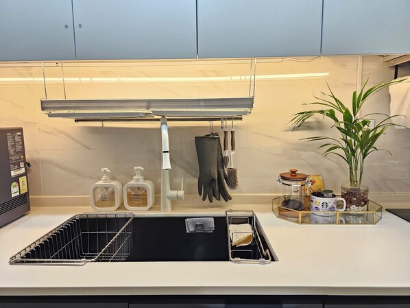 Réfrigérateur, micro-ondes, four, plaque de cuisson