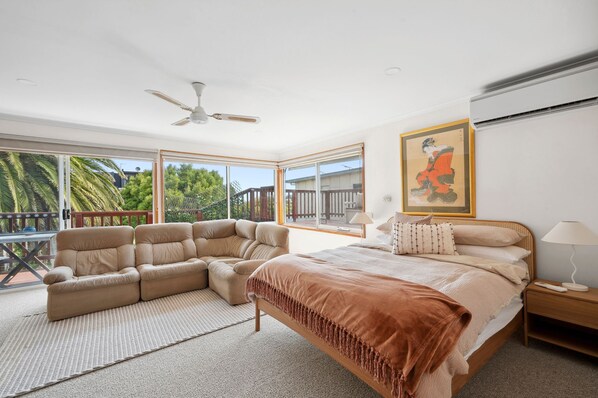 4 bedrooms, desk, WiFi, bed sheets