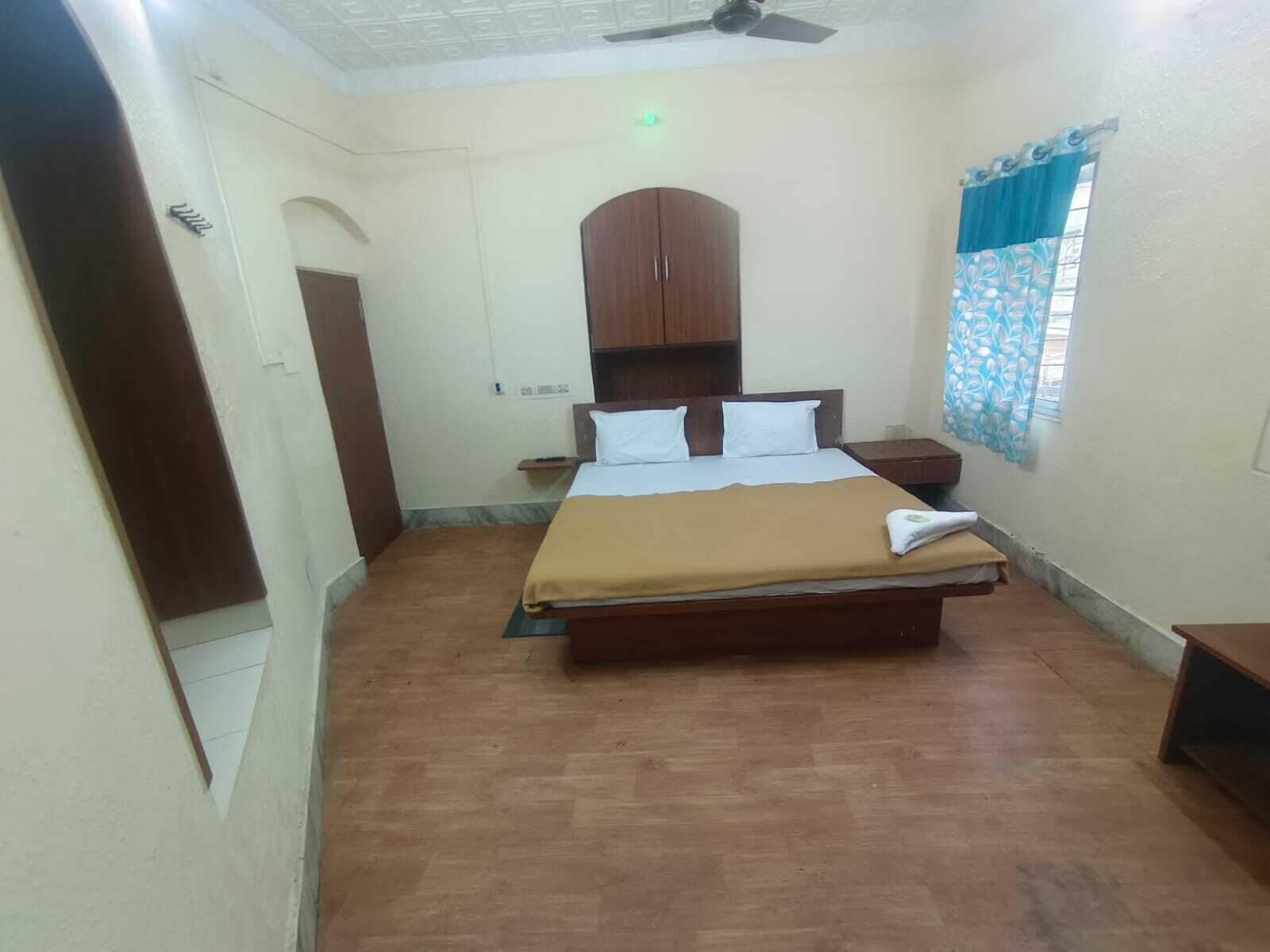 Ducha, pantuflas, toallas, jabón