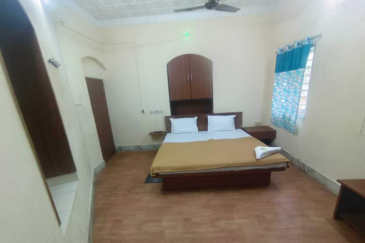 Buồng tắm vòi sen, dép đi trong nhà, khăn tắm, xà phòng