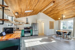 Fridge, microwave, stovetop, dishwasher