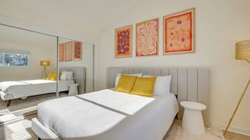 2 soverom, skrivebord, reiseseng for barn og internettilgang