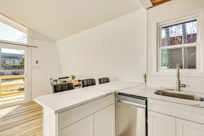 Réfrigérateur, micro-ondes, plaque de cuisson, lave-vaisselle