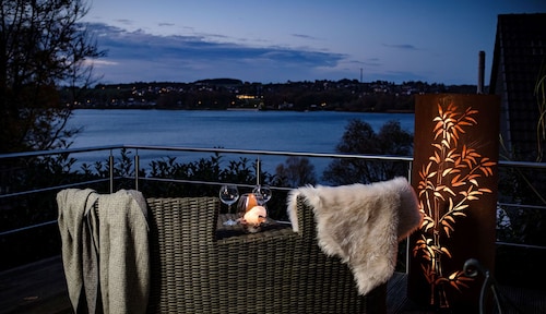 Holiday Home '120qm' with Lake View, Private Terrace and Wi-Fi