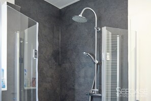 Douche, séchoir à cheveux, serviettes fournies